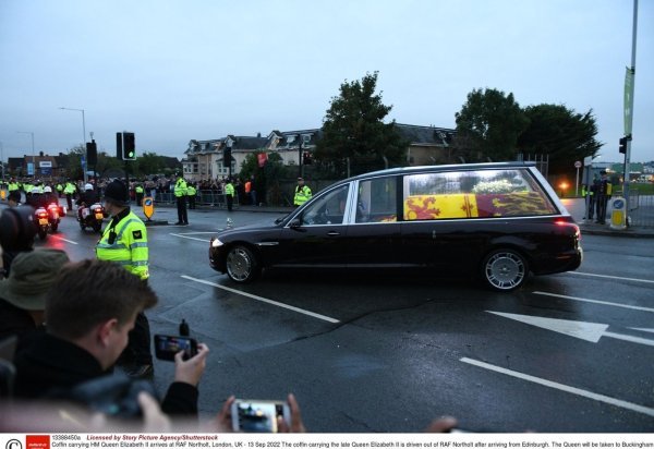Tisuće su dočekale lijes kraljice Elizabete u Londonu