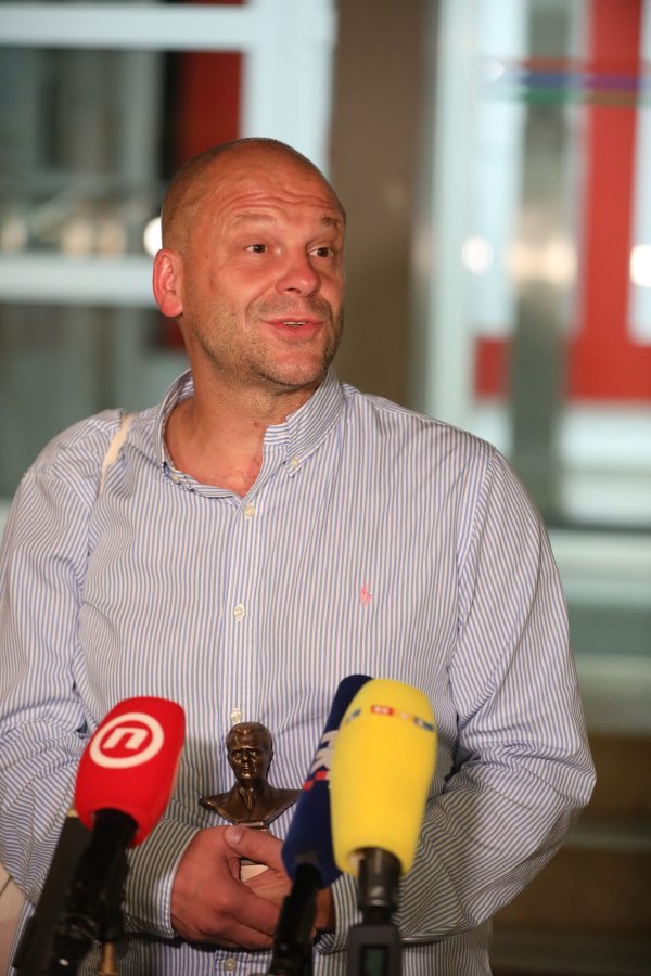 Viktor Gotovac s minijaturnom Titovom bistom