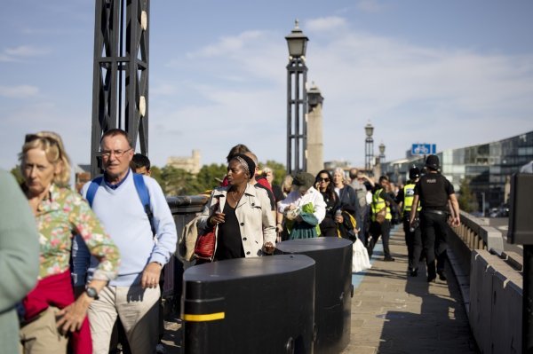 Kilometarski redovi građana koji žele odati počast kraljici