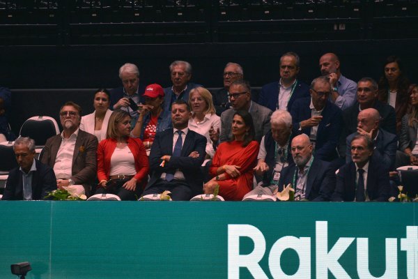 Nikolina Babić na Davis Cup meču u Bologni u društvu veleposlanika RH u Rimu Jasena Mesića