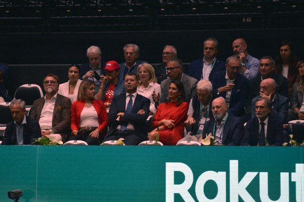 Nikolina Babić na Davis Cup meču u Bologni u društvu veleposlanika RH u Rimu Jasena Mesića