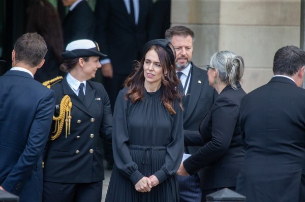 Jacinda Ardern odala počast kraljici