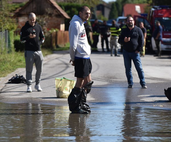 Rijeka Kupa je poplavila naselje Brodarci