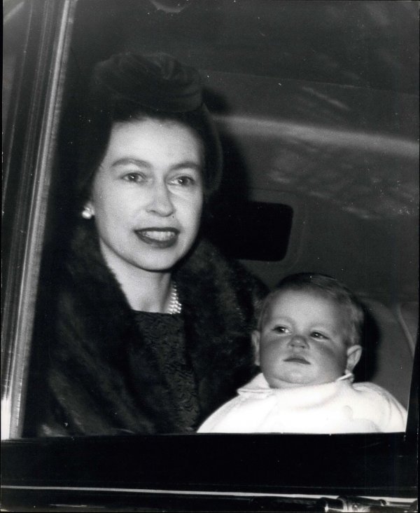 Kraljica Elizabeta II. i sin Andrew