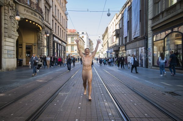 Bruno Isaković ponovio performans Toma Gotovca 'Zagreb, volim te'