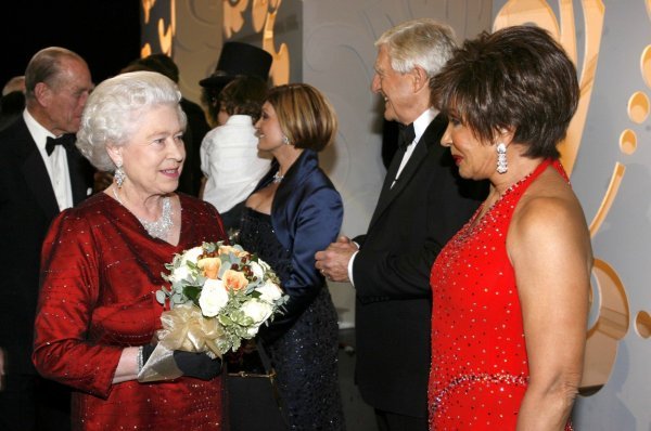 Kraljica Elizabeta II. i Shirley Bassey