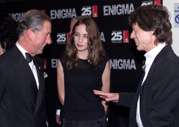 Mick Jagger sa kćeri Elizabeth i kralj Charles na premijeri filma 'Enigma' u Londonu, 2001. godine