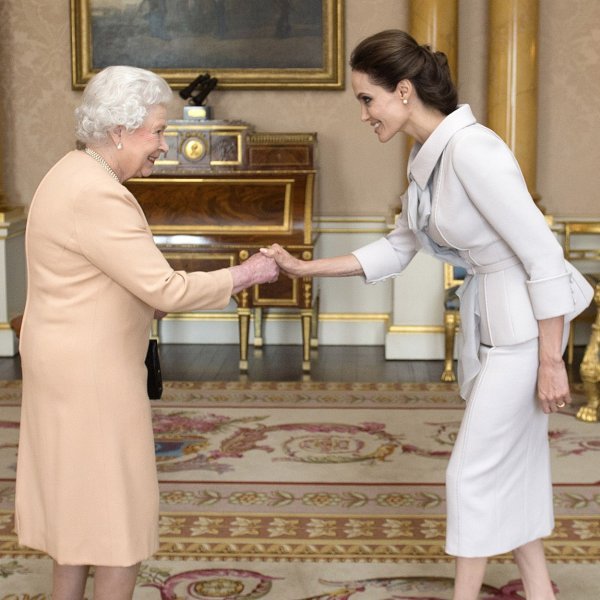 Kraljica Elizabeta II. i Angelina Jolie