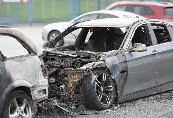U Vrapču izgorjela dva auta