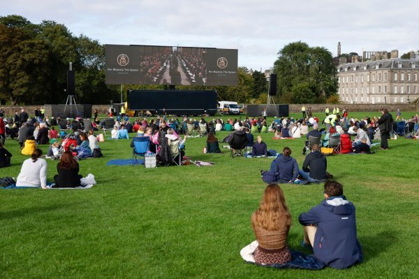 Građani su pratili ispraćaj kraljice na ulicama i u parkovima diljem zemlje
