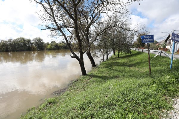Vodeni val niz rijeku Kupu probio nasip