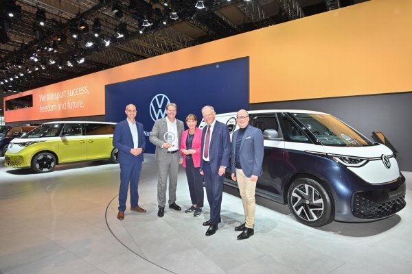 Premijer Donje Saske Weil (2. zdesna), predsjednik VDA-a Müller (u sredini) i gradonačelnik Hannovera Onay (lijevo) zajedno s izvršnim direktorom VW gospodarskih vozila Carstenom Introm i glavnim direktorom prodaje Krauseom