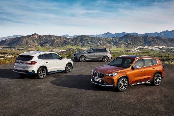 BMW X1 xDrive23i, Utah Orange metalik, BMW X1 xDrive30e, BMW Individual Frozen Pure Grey metalik (u sredini) i BMW iX1 xDrive30, Mineral hite metalik (lijevo)