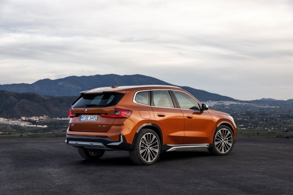 BMW X1 xDrive23i, Utah Orange metalik boja