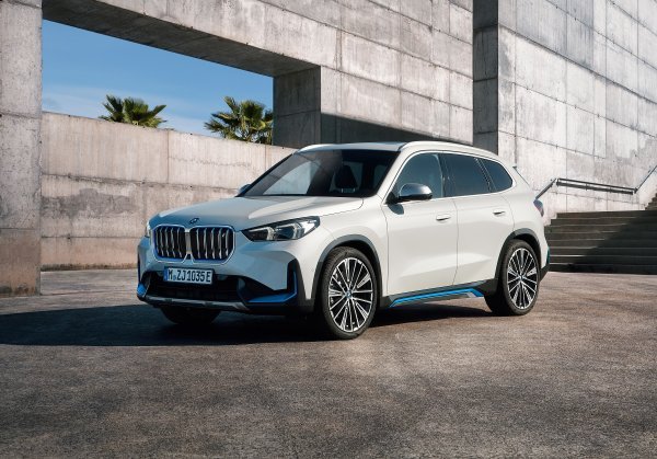 BMW iX1 xDrive30, Mineral White metalik boja