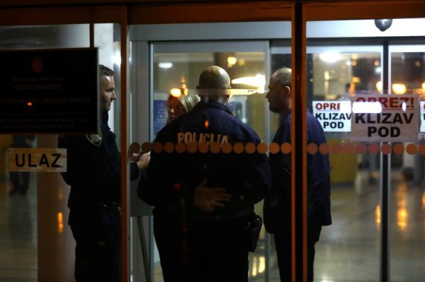 Marko Bonifačić prosvjeduje u zgradi zagrebačkog poglavarstva