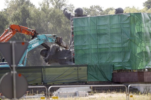 Uklanjanje Spomenika slobodi u Rigi