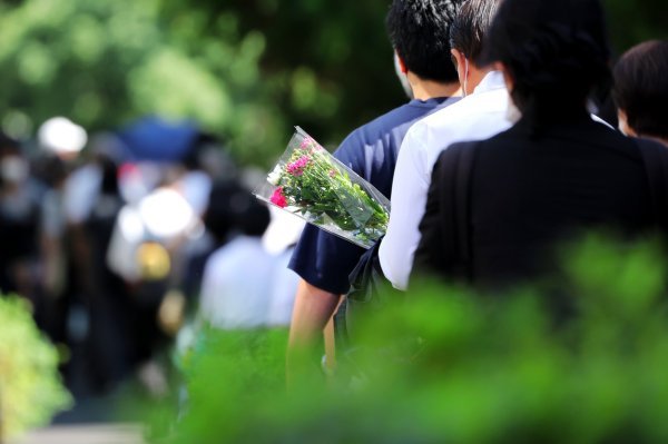Podjela u Japanu - jedni odaju počast, drugi prosvjeduju