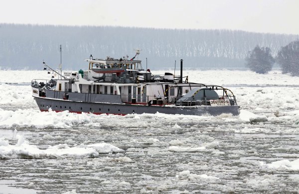 Mađarski ledolomac čisti Dunav od leda 02