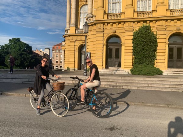 Voli biciklirati, a ponekad joj se u tome pridruži suprug Darko Domitrović