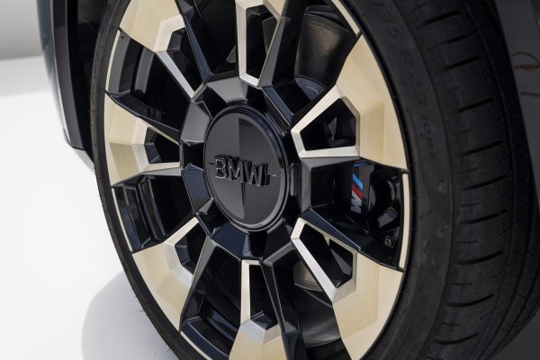 BMW predstavio potpuno novi XM