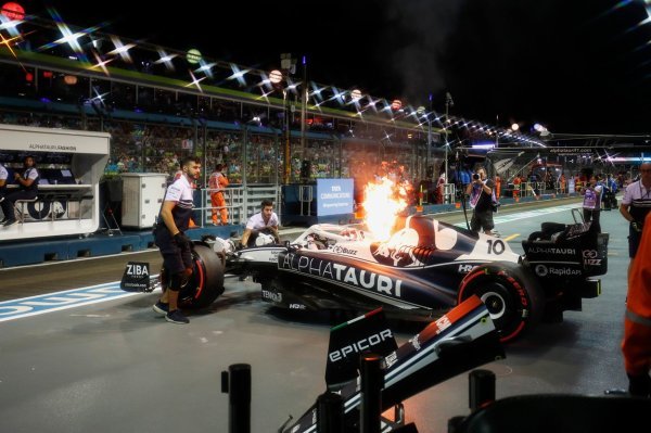 Formula 1, Pierre Gasly, Alpha Tauri, požar na bolidu, Velika nagrada Singapura, 30.9.2022.