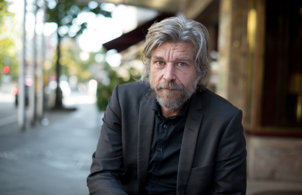 Karl Ove Knausgård se proslavio doku-fikcijskim djelom "Moja borba" u kojemu je iznio mnoge detalje iz vlastitog života, a nazivan je i ovodobnim Proustom