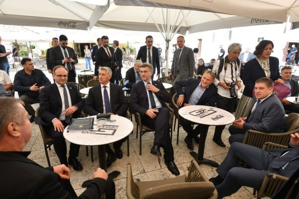 Plenković na kavi sa zadarskim HDZ-ovcima