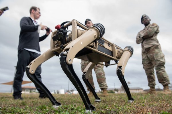 Četveronožne robote, poput ovog kojeg proizvodi Ghost Robotics, testira američka vojska.