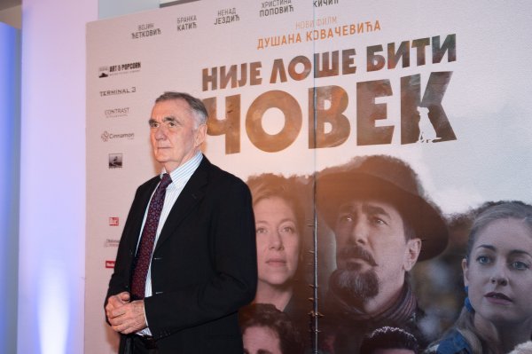 Dušan Kovačević snimljen na premijeri filma 'Nije loše biti čovek'