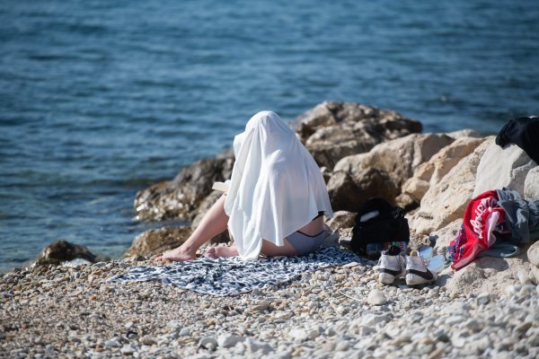 Na gradskim plažama u Zadru mnogi još uvijek uživaju u kupanju i sunčanju
