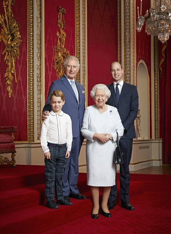 Kraljica Elizabeta, princ Charles, princ William, princ George