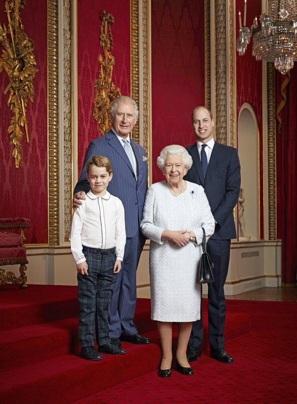 Kraljica Elizabeta, princ Charles, princ William, princ George