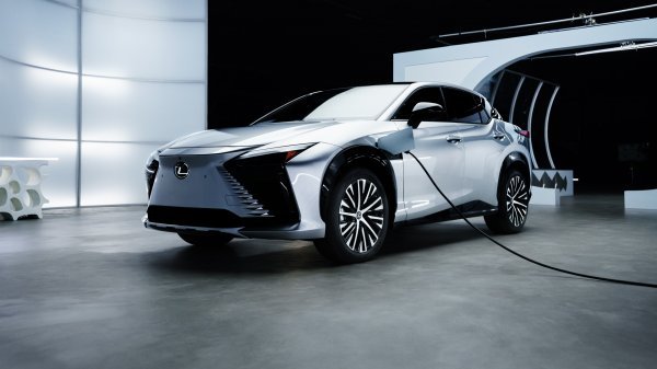 Potpuno novi Lexus RZ 450e elektrificirao najave za film 'Black Panther: Wakanda zauvijek'