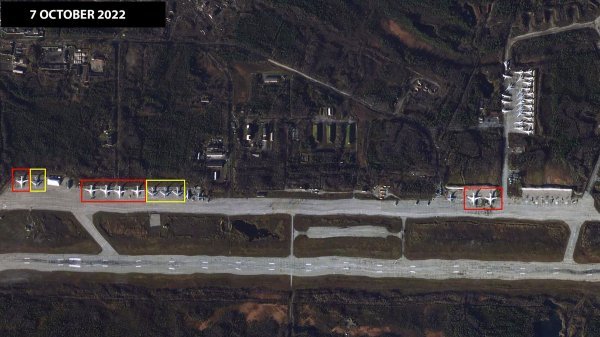 Ruski strateški bombarderi u zračnoj bazi Olenja