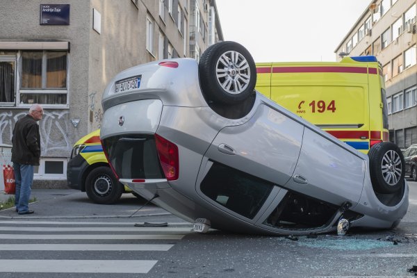 U nesreći u Zagrebu taxi završio na krovu