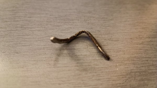 Ovo je komad metala koji je probio gumu, a ležao je na prometnici