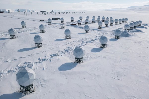 Telekomunikacijske kupole KSAT-a, Kongsberg Satellite Services, na planinskom vrhu u blizini Longyearbyena u arhipelagu Svalbard
