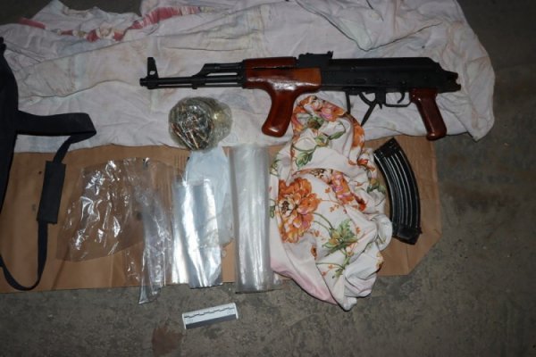 Diler skrivao drogu i oružje