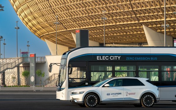 Hyundai Ioniq 5 i Elec City autobus ispred stadiona Lusail koji će ugostiti finalnu utakmicu Svjetskog prvenstva u nogometu 2022.