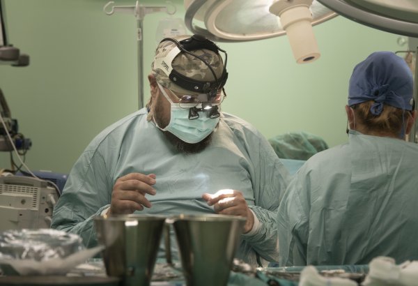 Docent Mate Petričević za vrijeme operacije u operacijskoj sali