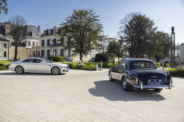 Bentley S1 Continental Flying Spur (desno) i Flying Spur Hybrid Odyssean Edition u Padovi