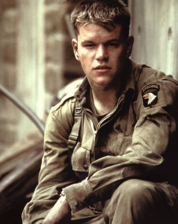Matt Damon kao vojnik Ryan, s oznakom 101. zračno-desantne divizije na ramenu