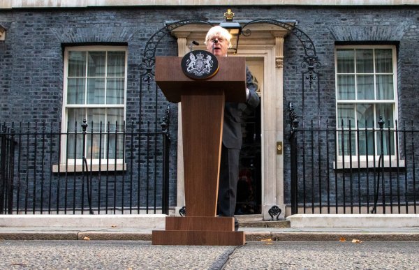 Boris Johnson za svojom govornicom