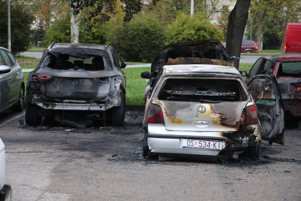 Izgorjeli automobili na parkiralištu u Novom Zagrebu