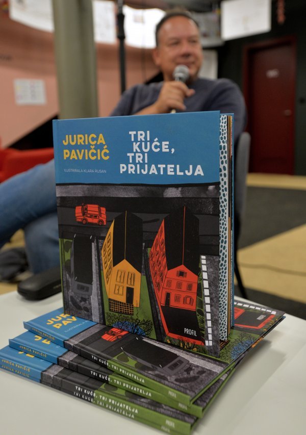 'Naprosto ne mogu pisati likove ako ih ne smjestim sociološki i antropološki: moram znati što jedu, što rade, gdje žive, što im visi na zidu. Ovdje je to još naglašeno kroz priču o tri kuće u tri boje koje reprezentiraju tri klase'