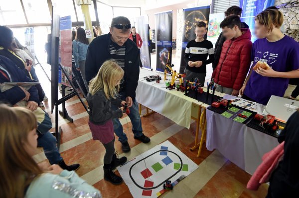Centar izvrsnosti Splitsko-dalmatinske županije predstavio radove u atriju III. gimnazije