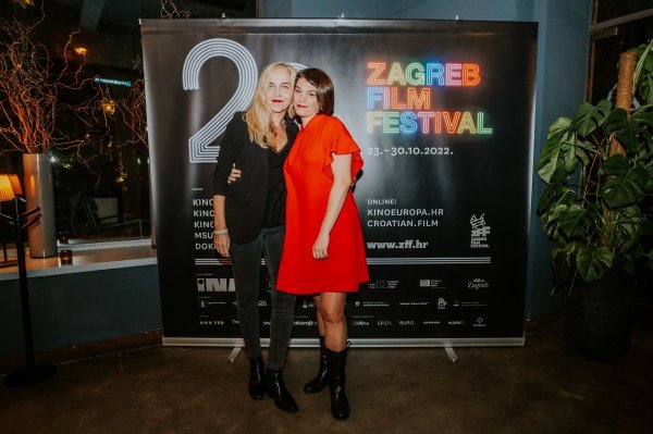 Redateljica Dubravka Turić i glumica Marija Škaričić snimljene uoče premijere 'Tragova' na ZFF-u