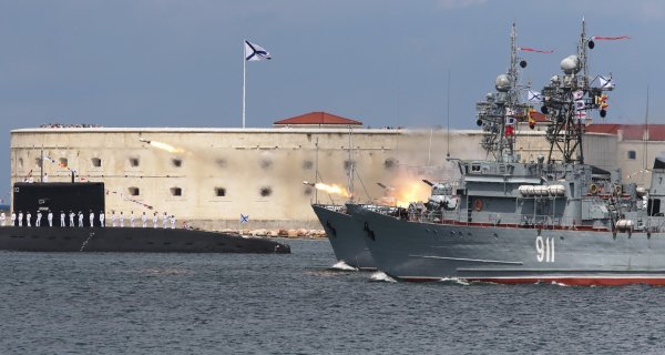 Ruski brod minolovac Ivan Golubec na paradi u luci Sevastopolj 2021.