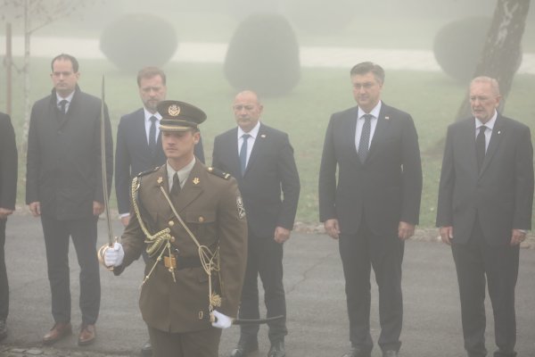 Premijer Andrej Plenković u pratnji ministara položio vijence i zapalio svijeće na Mirogoju